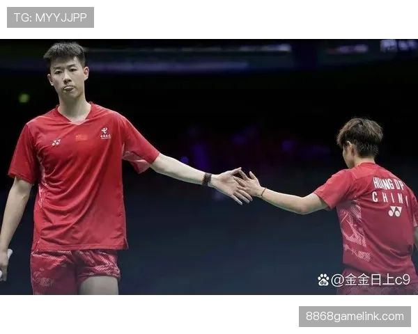 冯彦哲今天又炸场了，这造型跟娱乐圈新人一样大胆怕不怕啊