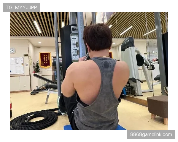 卢玉菲训练完直接啃鸡腿，这自律和放纵的切换也太真实了