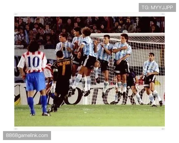 拉人犯规的判罚标准：何时构成直接任意球？